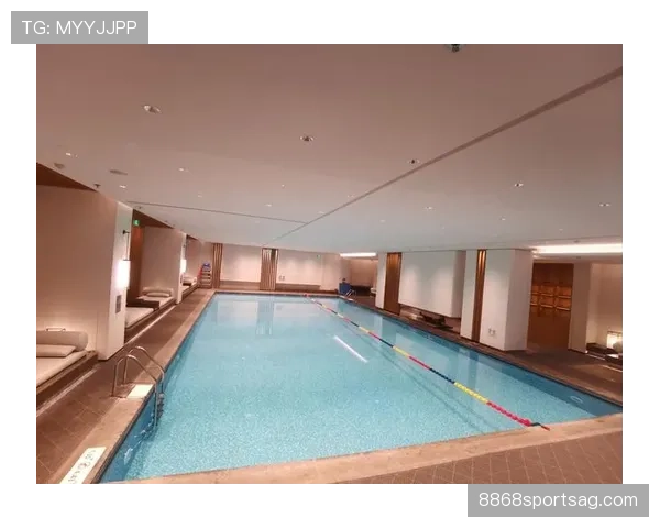瑞安·洛赫特家里泳池比我家客厅还大，训练完直接开香槟？