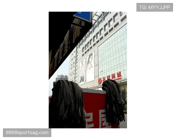 施洋训练完直接去奢侈品店扫货，这自律和消费反差谁懂啊