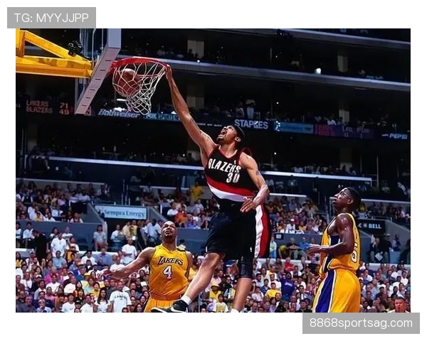 华莱士内线强攻效率提升明显 助球队抢占篮板优势