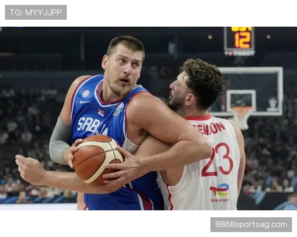 奥拉朱旺背身统治篮下，对比约基奇更靠护筐