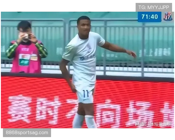 上海申花战术僵化引热议！球队陷入“内外援矛盾”，争冠之路再遇阻